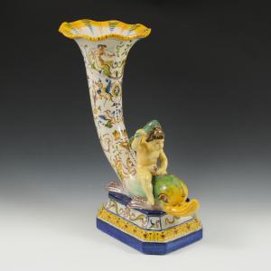 Vaso em forma de corno com putto cavalgando um golfinho